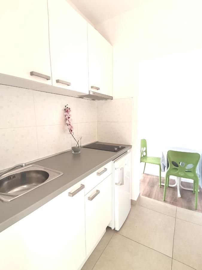 Apt White Idyll, 3 Bedrooms, 3 Bathrooms, Terrace Apt Promajna Buitenkant foto